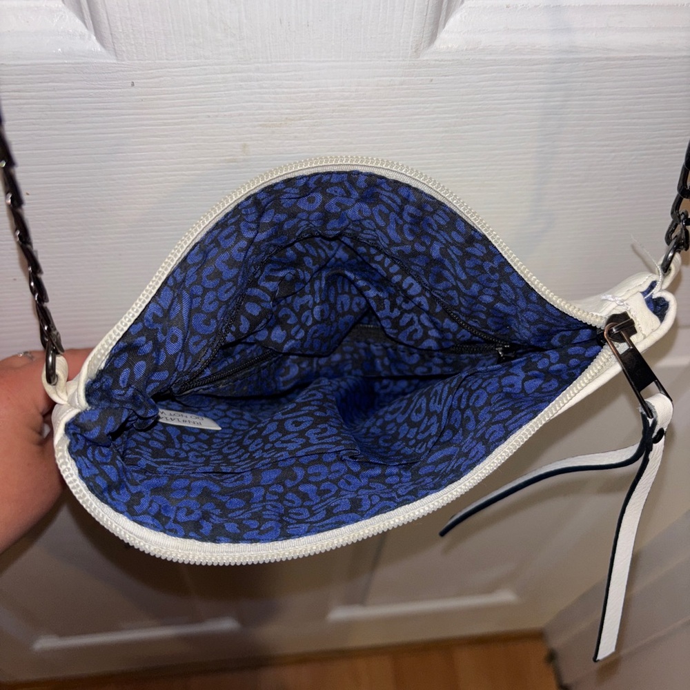 🤍 White Crossbody Crossbody Bag with Gunmetal Hardware 🤍 - Picture 2 of 5